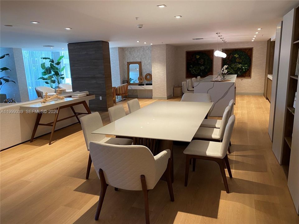 For Sale: $825,000 (1 beds, 2 baths, 980 Square Feet)
