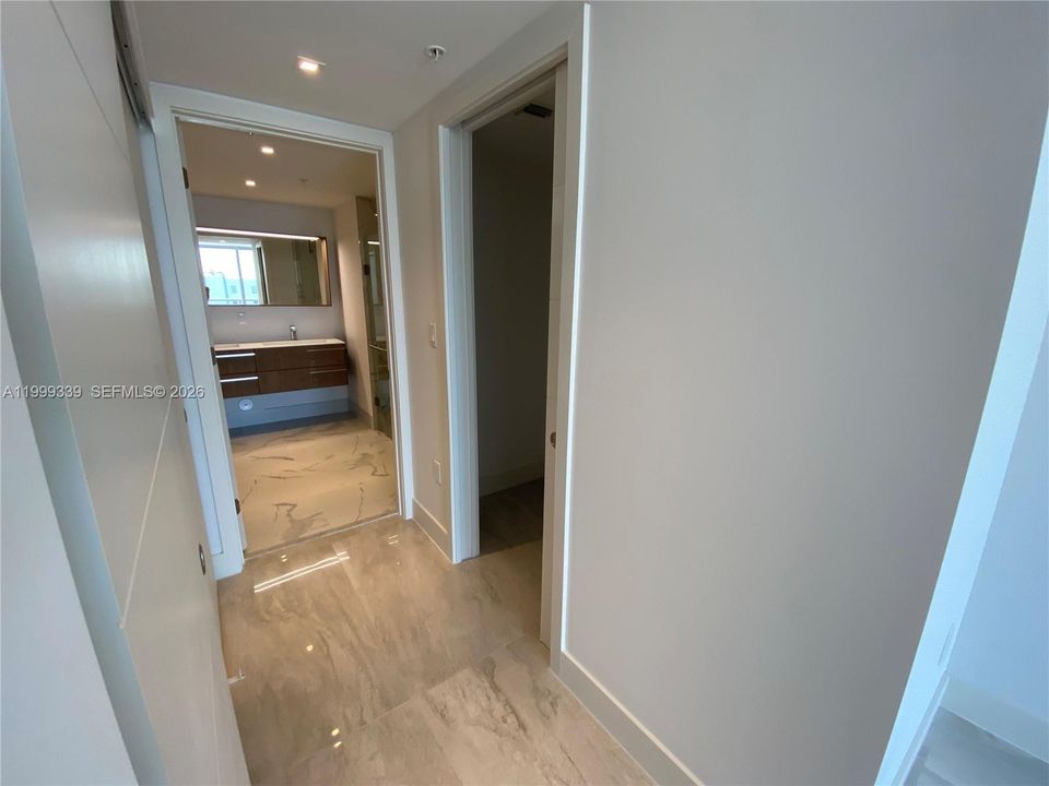For Sale: $825,000 (1 beds, 2 baths, 980 Square Feet)