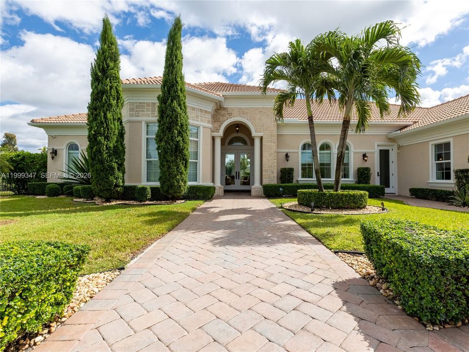 Activo con contrato: $2,395,000 (4 camas, 4 baños, 4038 Pies cuadrados)