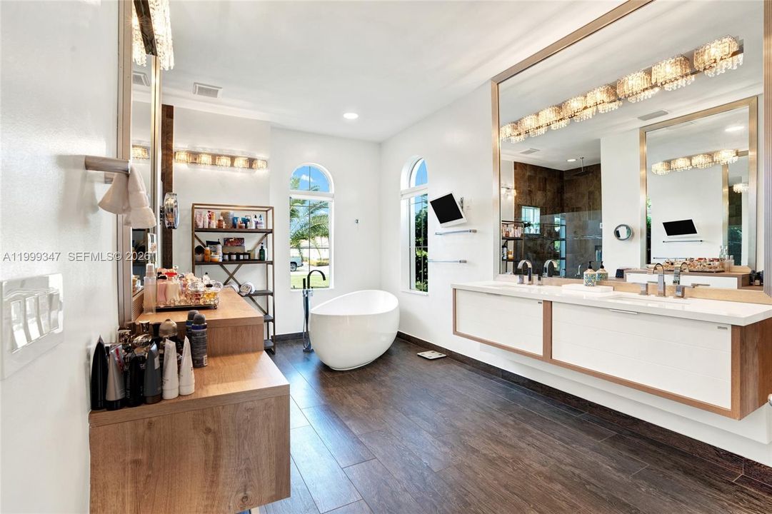 Activo con contrato: $2,395,000 (4 camas, 4 baños, 4038 Pies cuadrados)