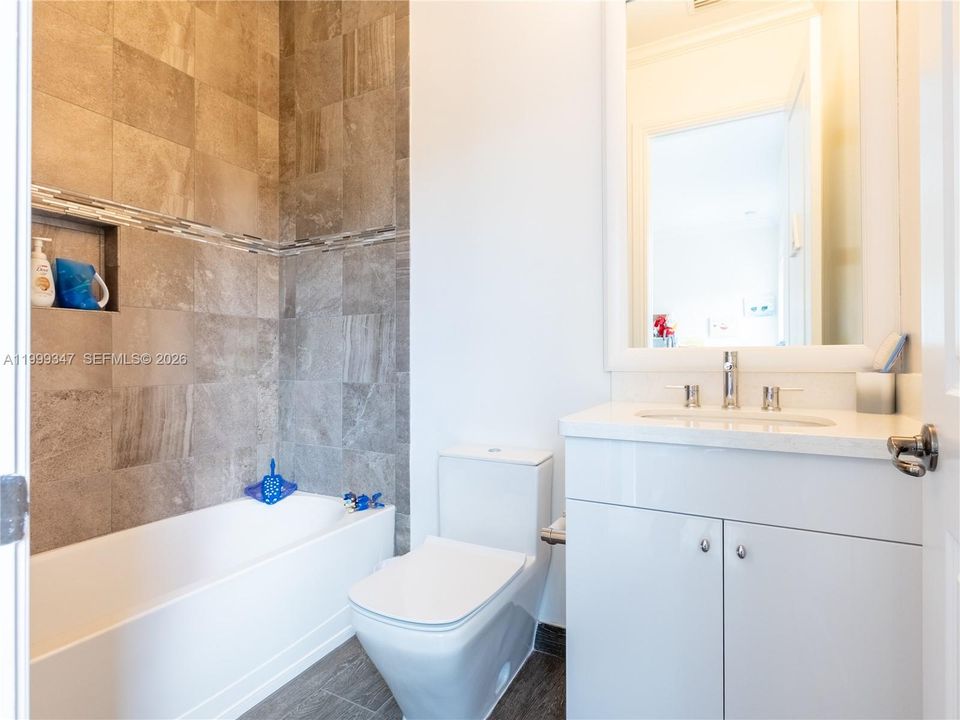 Activo con contrato: $2,395,000 (4 camas, 4 baños, 4038 Pies cuadrados)
