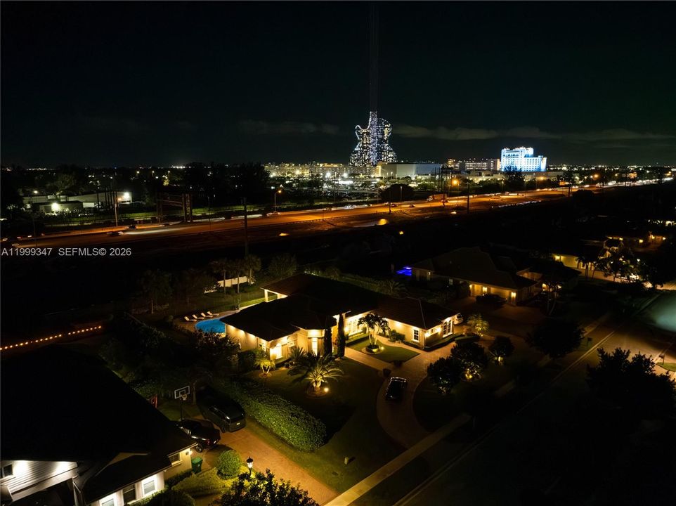 Activo con contrato: $2,395,000 (4 camas, 4 baños, 4038 Pies cuadrados)