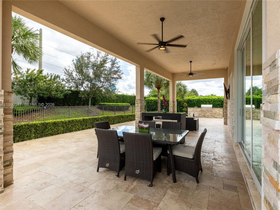 Activo con contrato: $2,395,000 (4 camas, 4 baños, 4038 Pies cuadrados)
