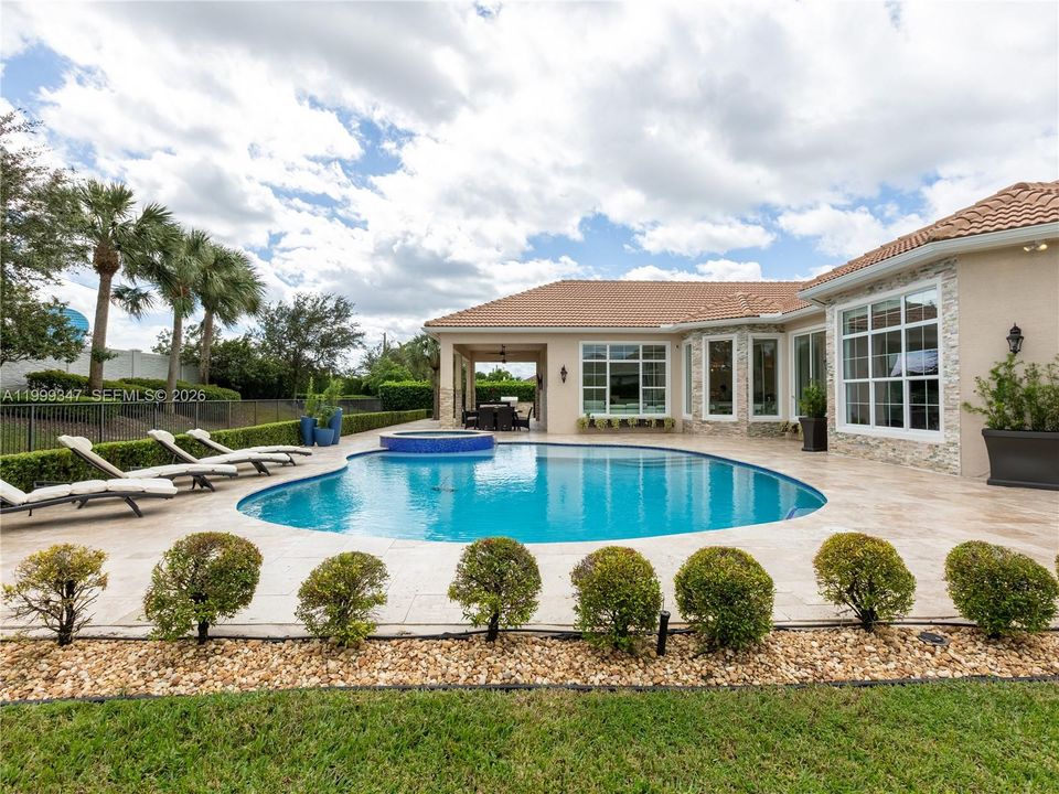 Activo con contrato: $2,395,000 (4 camas, 4 baños, 4038 Pies cuadrados)