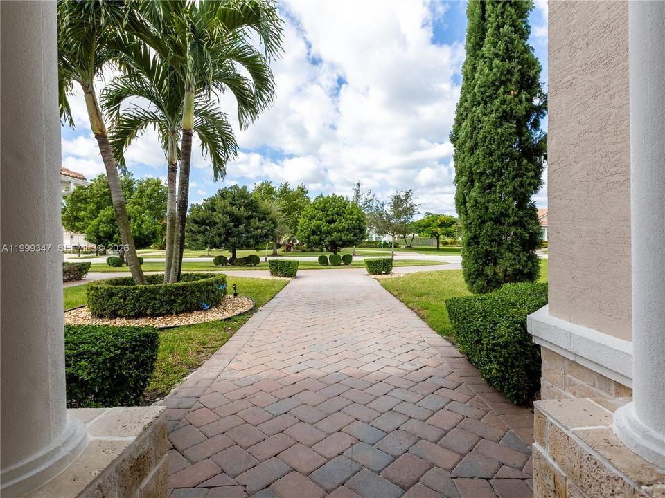 Activo con contrato: $2,395,000 (4 camas, 4 baños, 4038 Pies cuadrados)