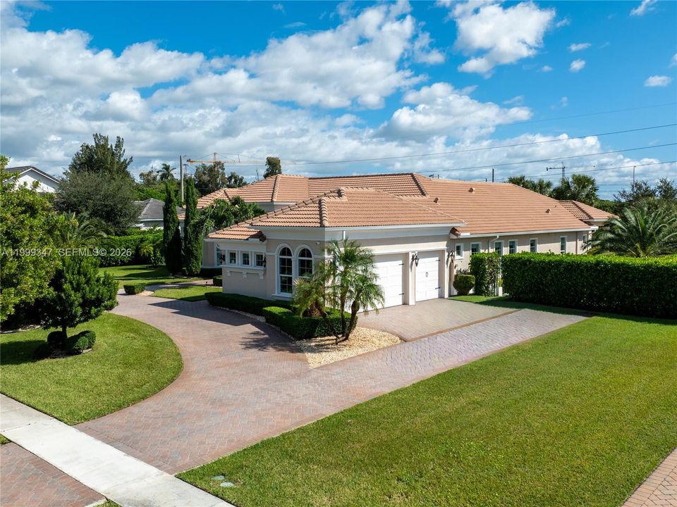 Activo con contrato: $2,395,000 (4 camas, 4 baños, 4038 Pies cuadrados)