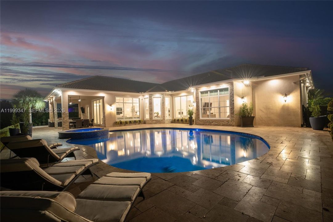 Activo con contrato: $2,395,000 (4 camas, 4 baños, 4038 Pies cuadrados)