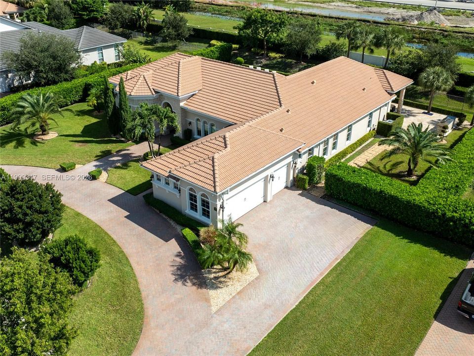 Activo con contrato: $2,395,000 (4 camas, 4 baños, 4038 Pies cuadrados)
