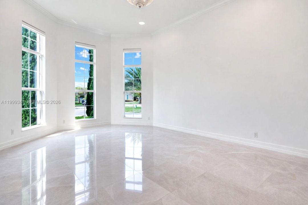 Activo con contrato: $2,395,000 (4 camas, 4 baños, 4038 Pies cuadrados)