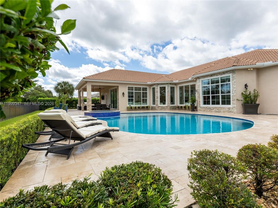 Activo con contrato: $2,395,000 (4 camas, 4 baños, 4038 Pies cuadrados)