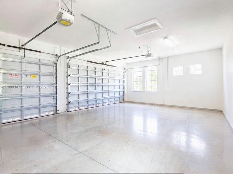 Activo con contrato: $2,395,000 (4 camas, 4 baños, 4038 Pies cuadrados)