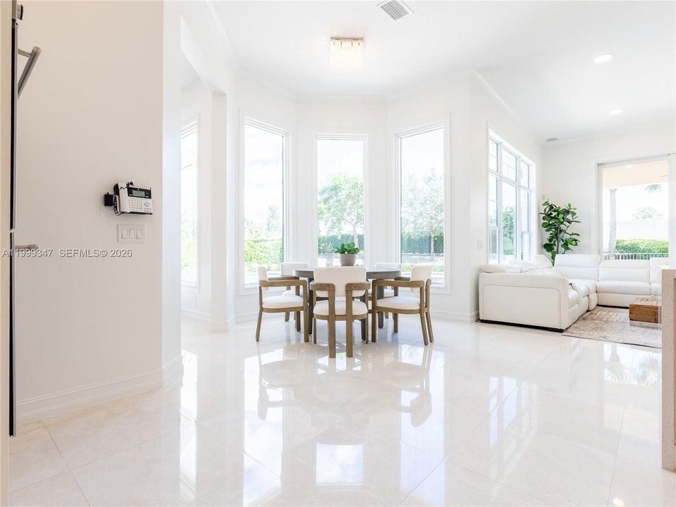 Activo con contrato: $2,395,000 (4 camas, 4 baños, 4038 Pies cuadrados)