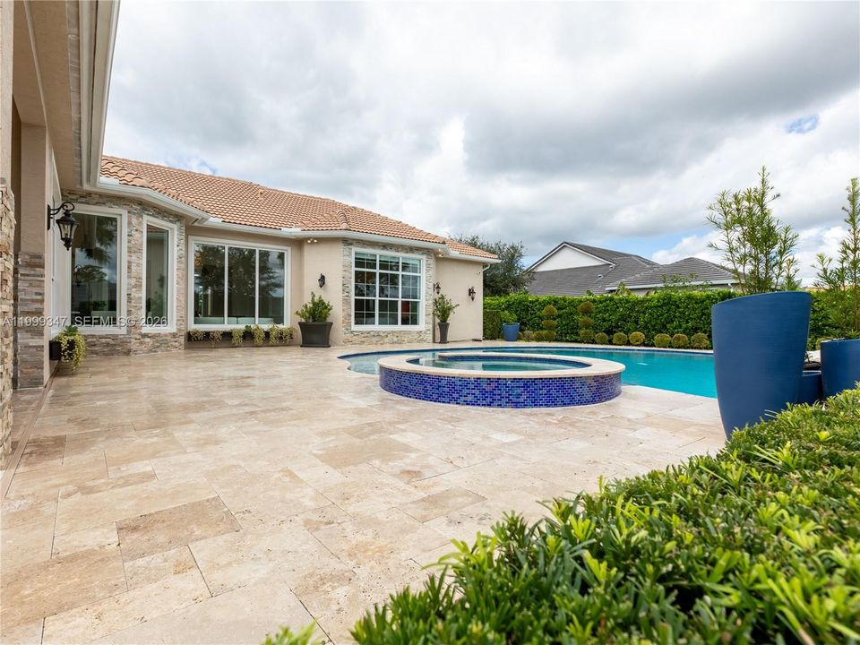 Activo con contrato: $2,395,000 (4 camas, 4 baños, 4038 Pies cuadrados)