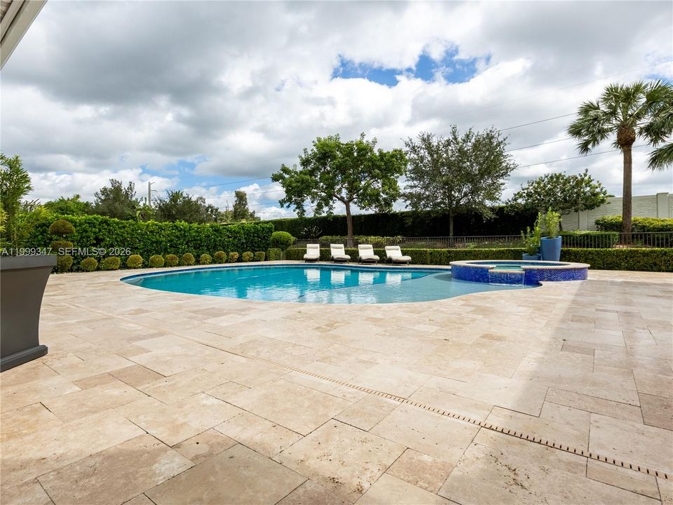 Activo con contrato: $2,395,000 (4 camas, 4 baños, 4038 Pies cuadrados)