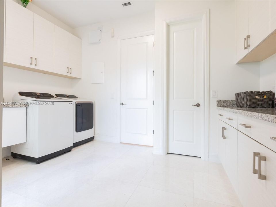 Activo con contrato: $2,395,000 (4 camas, 4 baños, 4038 Pies cuadrados)