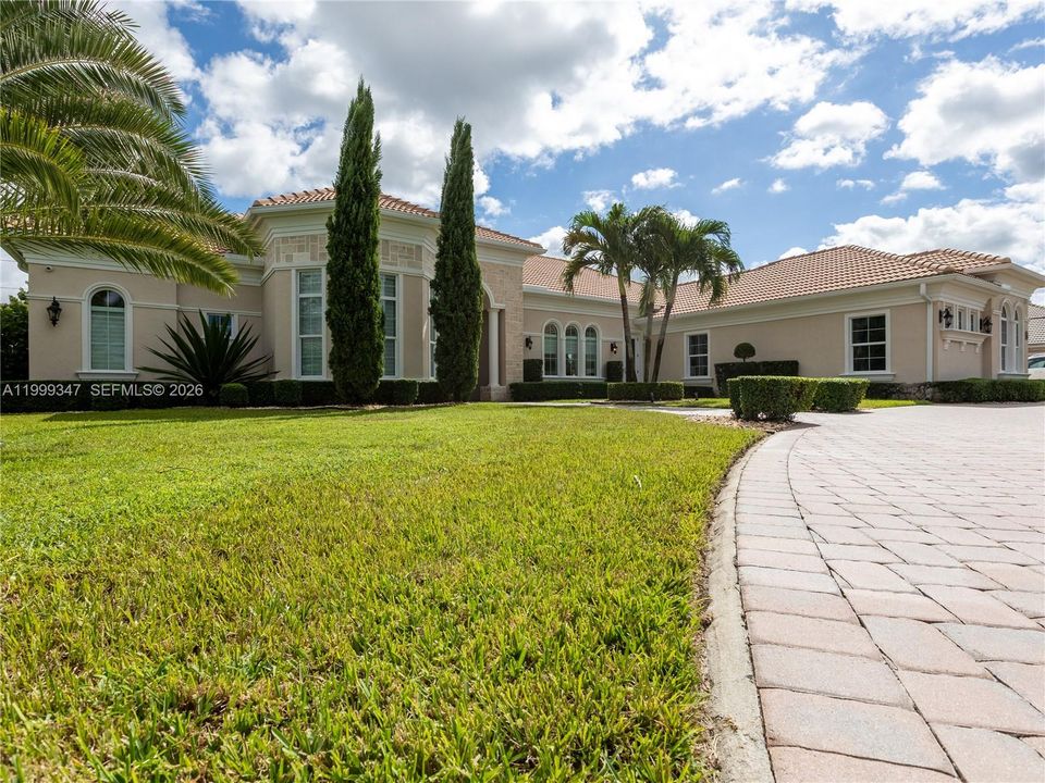 Activo con contrato: $2,395,000 (4 camas, 4 baños, 4038 Pies cuadrados)