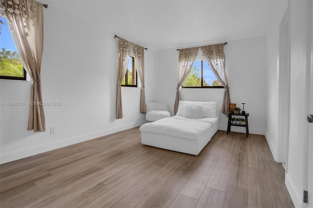 Activo con contrato: $1,399,999 (3 camas, 3 baños, 2584 Pies cuadrados)