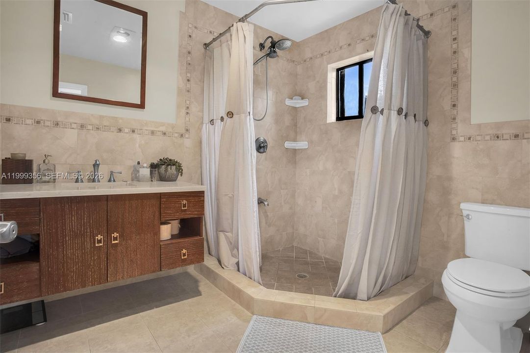 Activo con contrato: $1,399,999 (3 camas, 3 baños, 2584 Pies cuadrados)