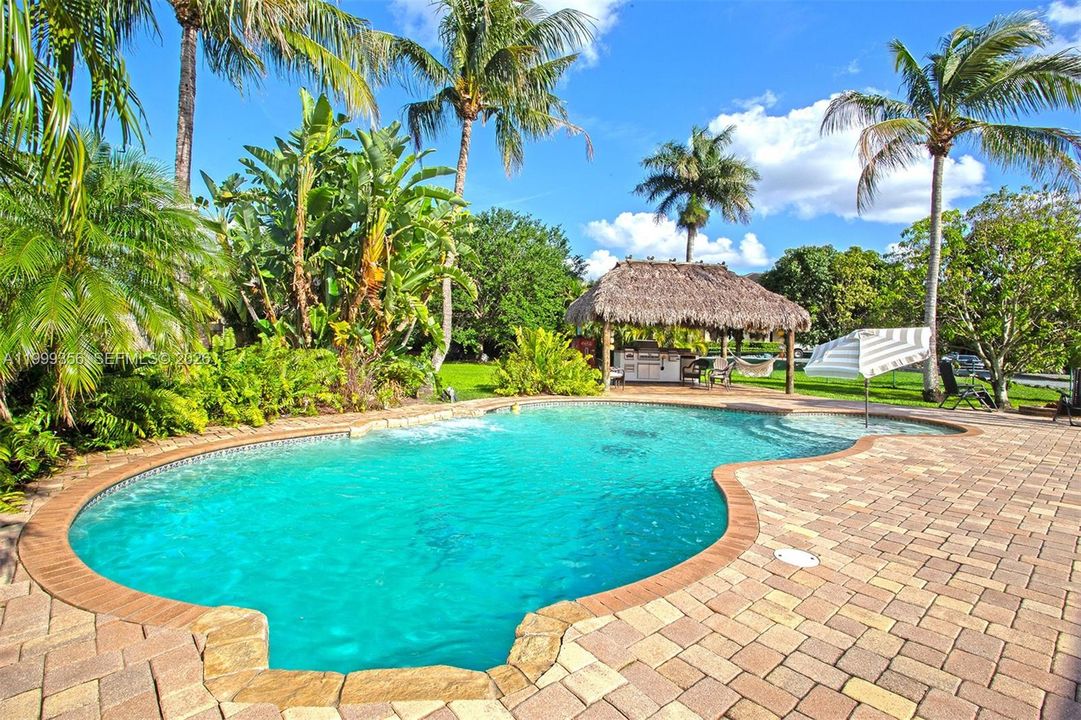 Activo con contrato: $1,399,999 (3 camas, 3 baños, 2584 Pies cuadrados)