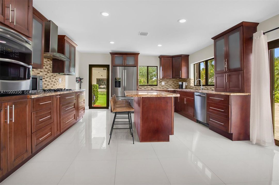 Activo con contrato: $1,399,999 (3 camas, 3 baños, 2584 Pies cuadrados)