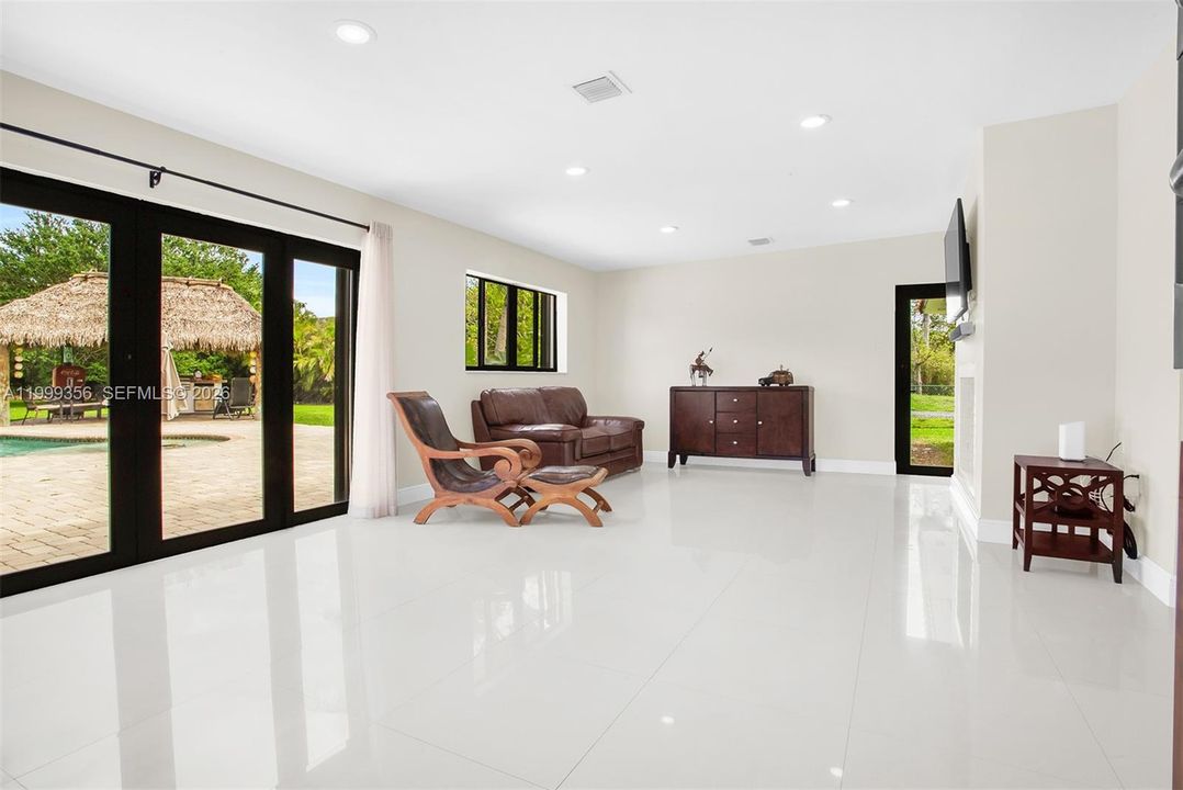 Activo con contrato: $1,399,999 (3 camas, 3 baños, 2584 Pies cuadrados)