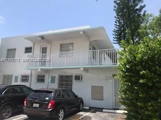 合同活跃: $239,000 (1 贝兹, 1 浴室, 474 平方英尺)