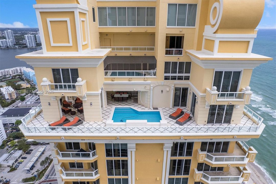 На продажу: $13,495,000 (4 спален, 6 ванн, 6419 Квадратных фут)