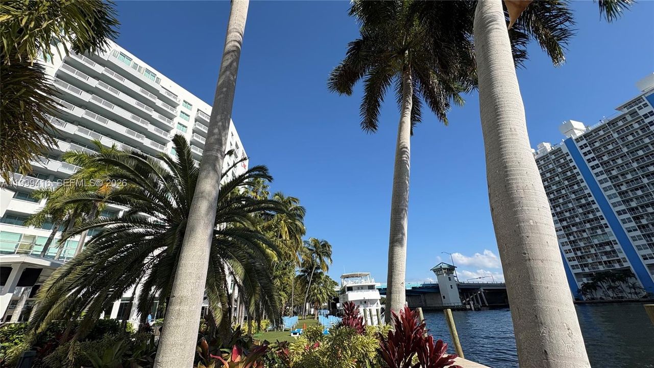 For Sale: $179,000 (2 beds, 2 baths, 836 Square Feet)