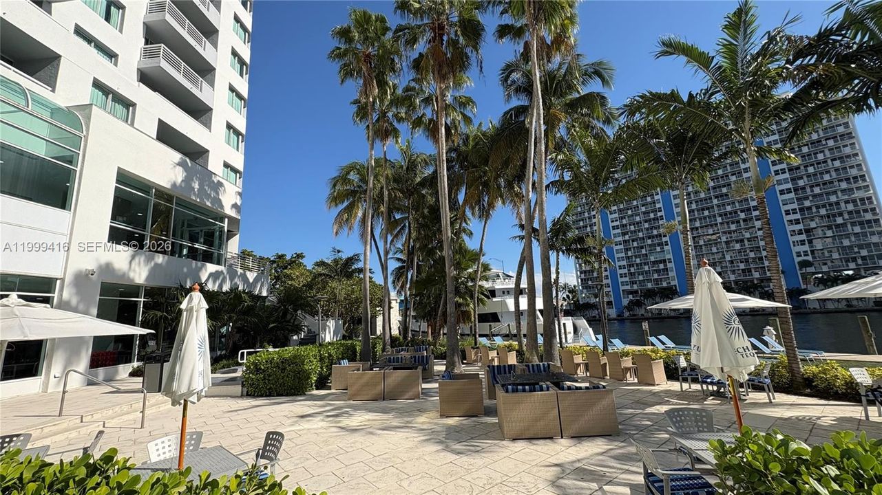 For Sale: $179,000 (2 beds, 2 baths, 836 Square Feet)