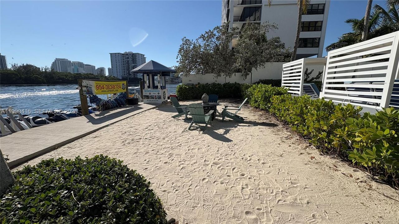 For Sale: $179,000 (2 beds, 2 baths, 836 Square Feet)