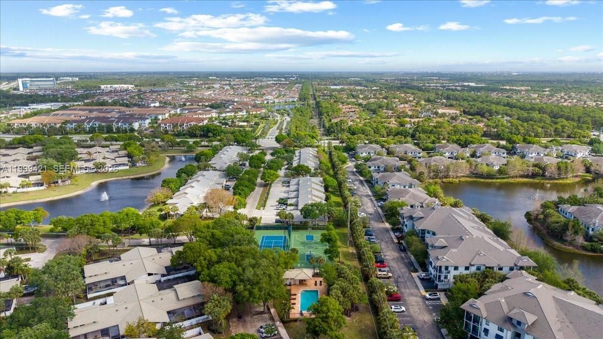 Под контрактом: $489,900 (3 спален, 3 ванн, 1356 Квадратных фут)
