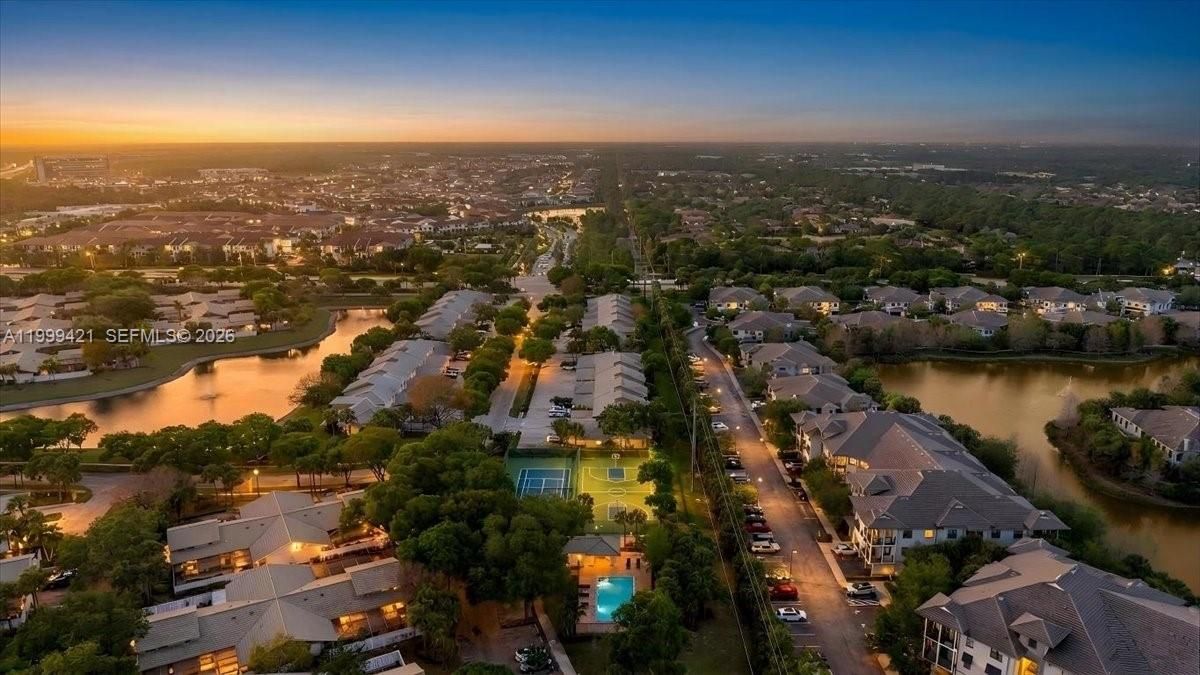 Под контрактом: $489,900 (3 спален, 3 ванн, 1356 Квадратных фут)