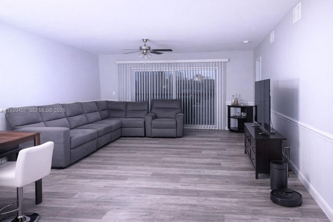 For Sale: $199,500 (2 beds, 2 baths, 949 Square Feet)