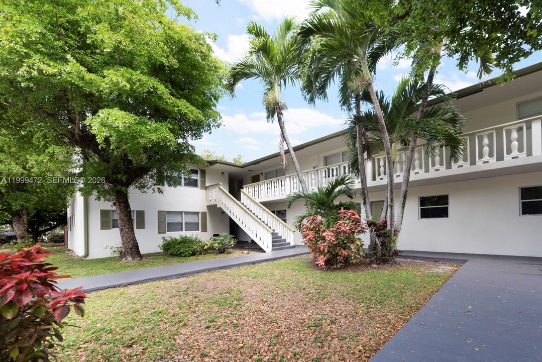 Active With Contract: $1,650 (2 beds, 1 baths, 635 Square Feet)