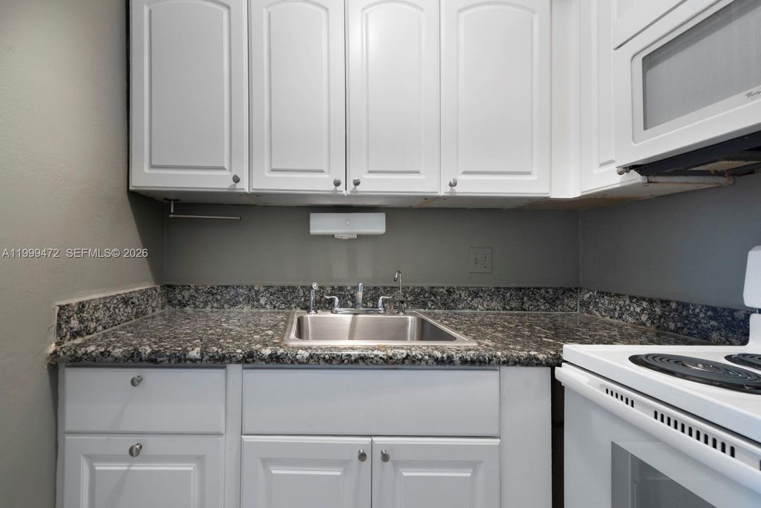 Active With Contract: $1,650 (2 beds, 1 baths, 635 Square Feet)