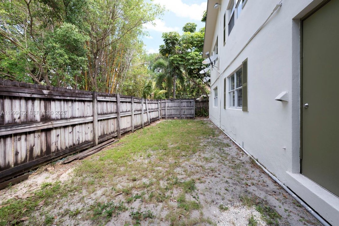 Active With Contract: $1,650 (2 beds, 1 baths, 635 Square Feet)