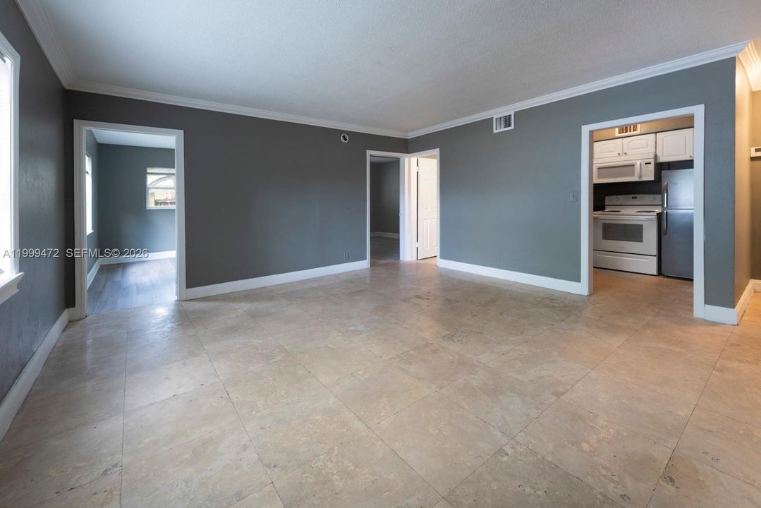 Active With Contract: $1,650 (2 beds, 1 baths, 635 Square Feet)