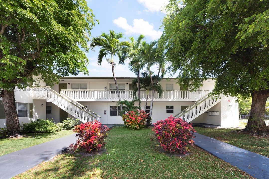 Active With Contract: $1,650 (2 beds, 1 baths, 635 Square Feet)