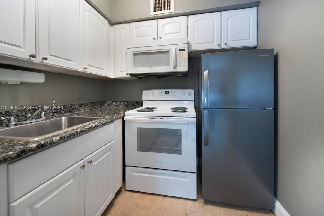 Active With Contract: $1,650 (2 beds, 1 baths, 635 Square Feet)