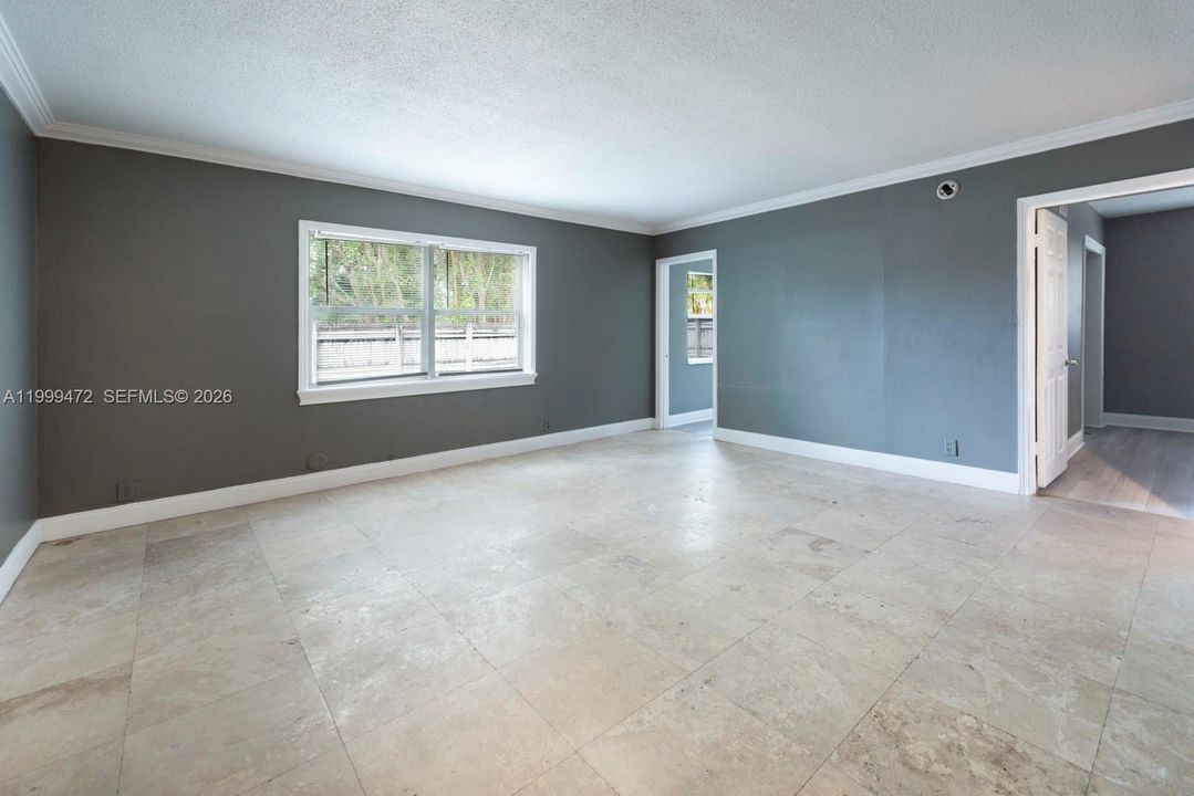 Active With Contract: $1,650 (2 beds, 1 baths, 635 Square Feet)