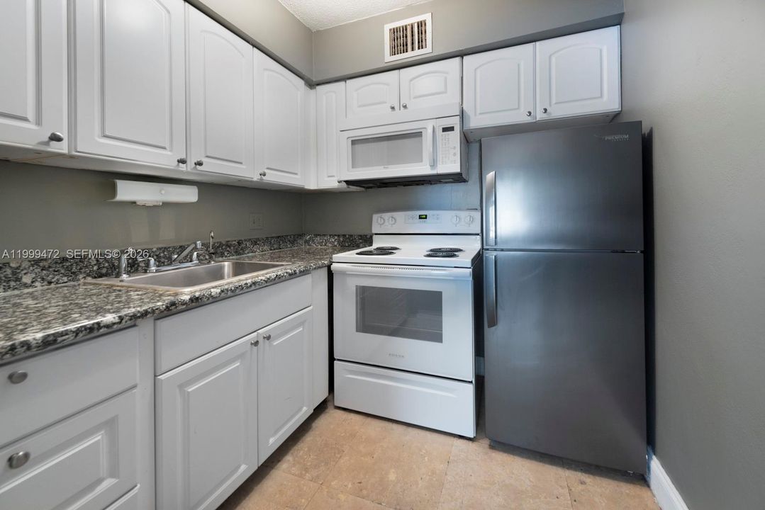 Active With Contract: $1,650 (2 beds, 1 baths, 635 Square Feet)