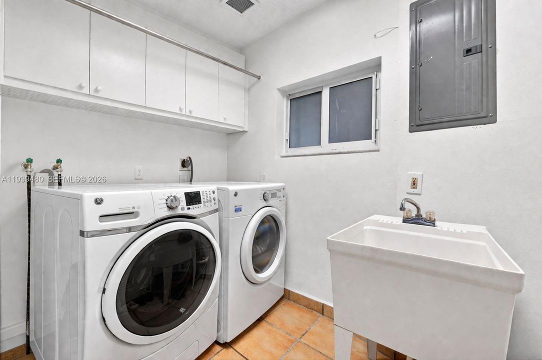 For Sale: $1,250,000 (4 beds, 2 baths, 2368 Square Feet)