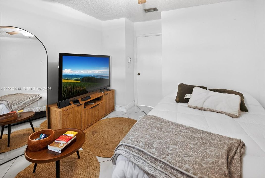 Activo con contrato: $299,000 (2 camas, 2 baños, 1060 Pies cuadrados)