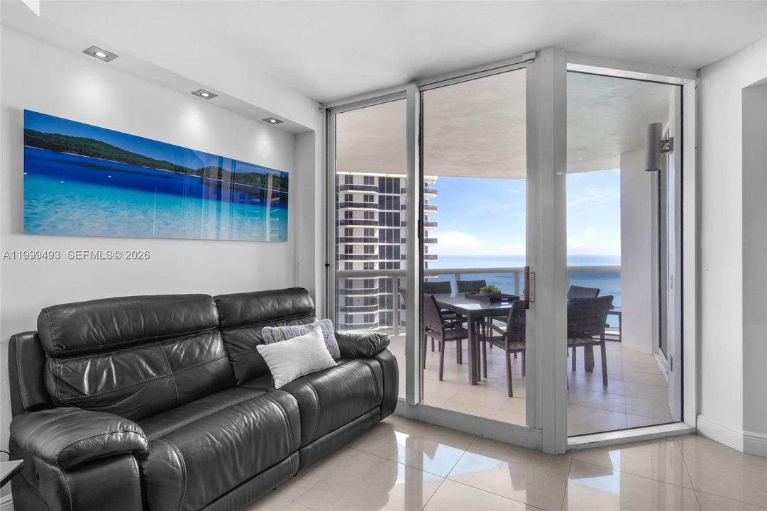 For Sale: $1,995,000 (2 beds, 2 baths, 1550 Square Feet)