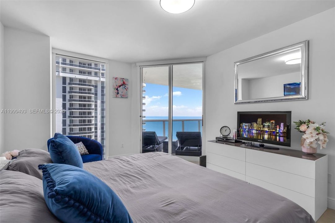 For Sale: $1,995,000 (2 beds, 2 baths, 1550 Square Feet)