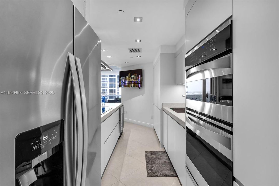 For Sale: $1,995,000 (2 beds, 2 baths, 1550 Square Feet)