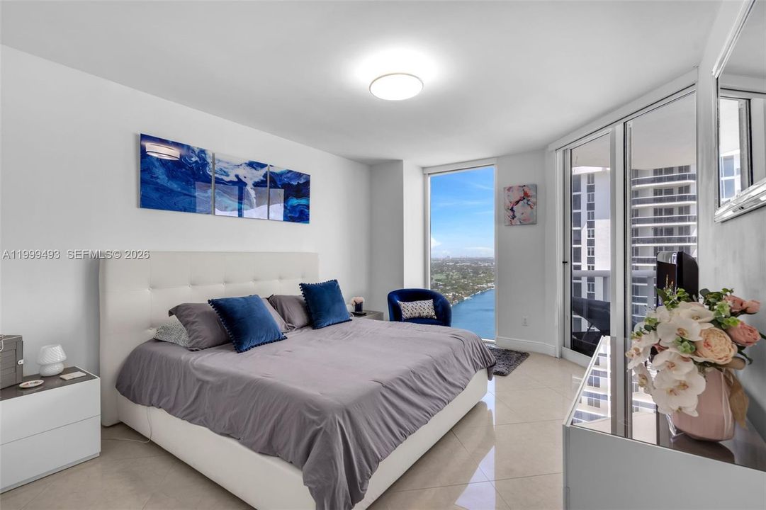 For Sale: $1,995,000 (2 beds, 2 baths, 1550 Square Feet)