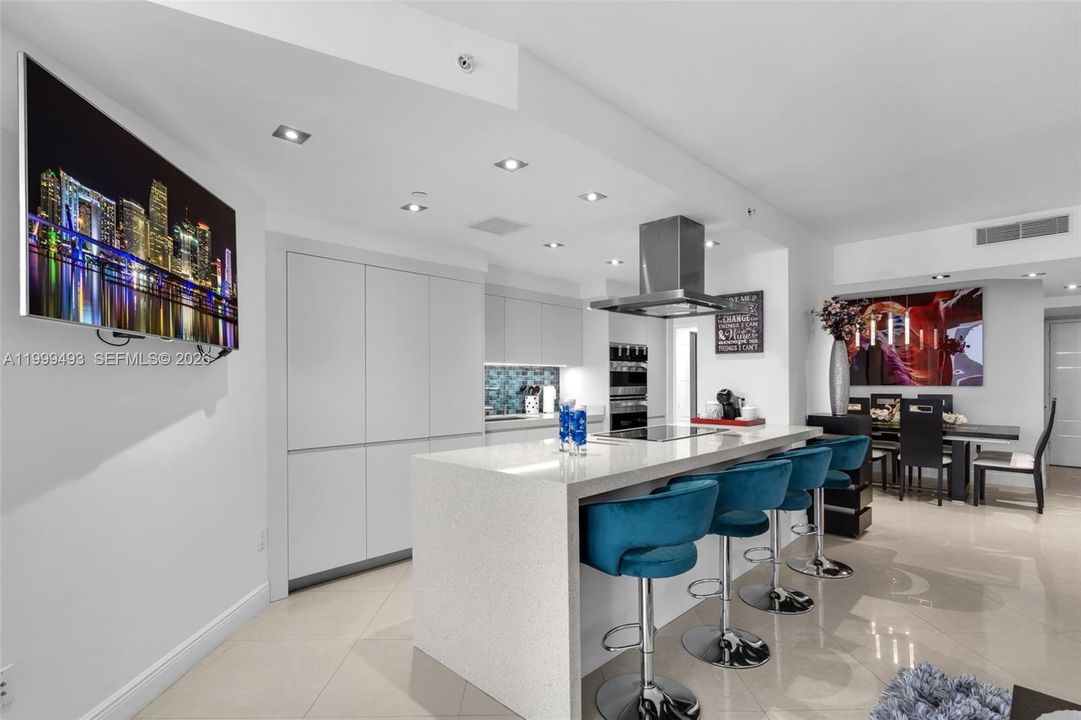 For Sale: $1,995,000 (2 beds, 2 baths, 1550 Square Feet)