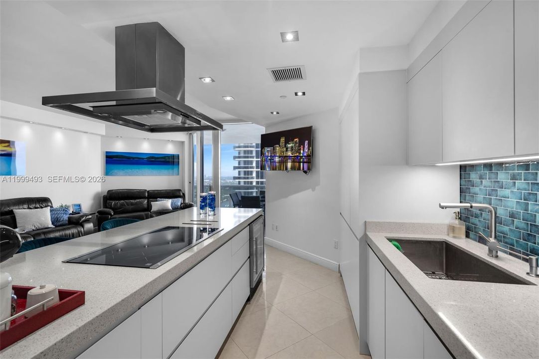 For Sale: $1,995,000 (2 beds, 2 baths, 1550 Square Feet)