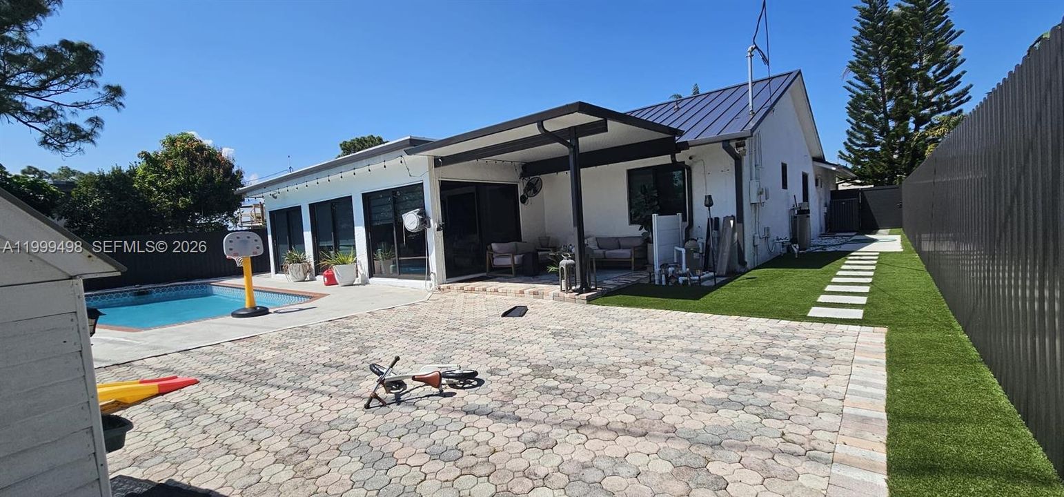 Active With Contract: $580,000 (3 beds, 2 baths, 1648 Square Feet)